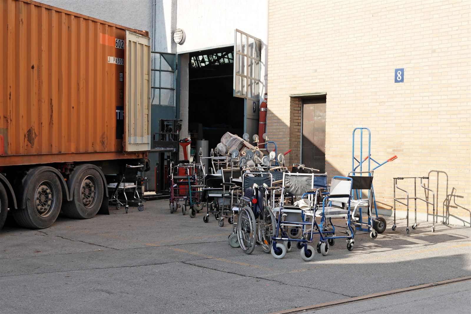 The container at the gate